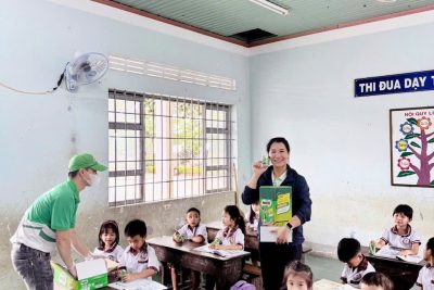 công ty TNHH sữa Nestle Milo tổ chức chương trình trao sữa miễn phí cho tất cả các em hhọc sinh trong toàn trường.